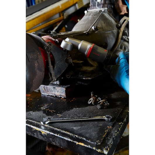 PROTO® TITANIUM SERIES ANGLE IMPACT WRENCHES United Airlines Application